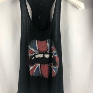 The classic brand-no size label. Black tank with imprint of lips with studs.